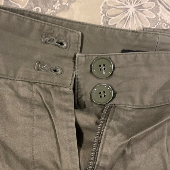 Talbots size 14 Stylish Olive Green Cargo Shorts - Picture 2 of 5